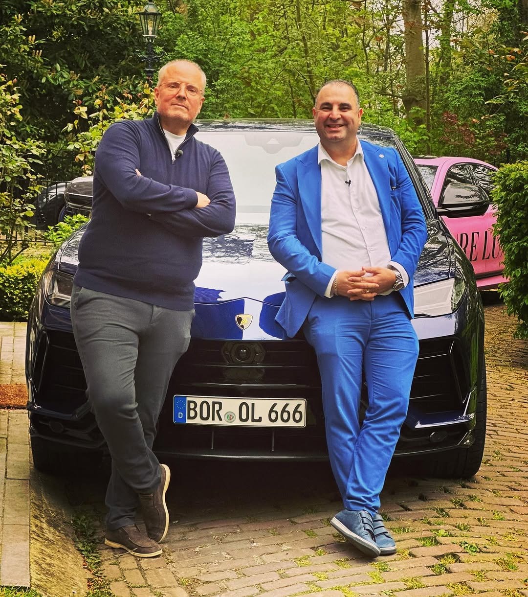 Salar Azimi in gesprek bij zijn Lamborghini